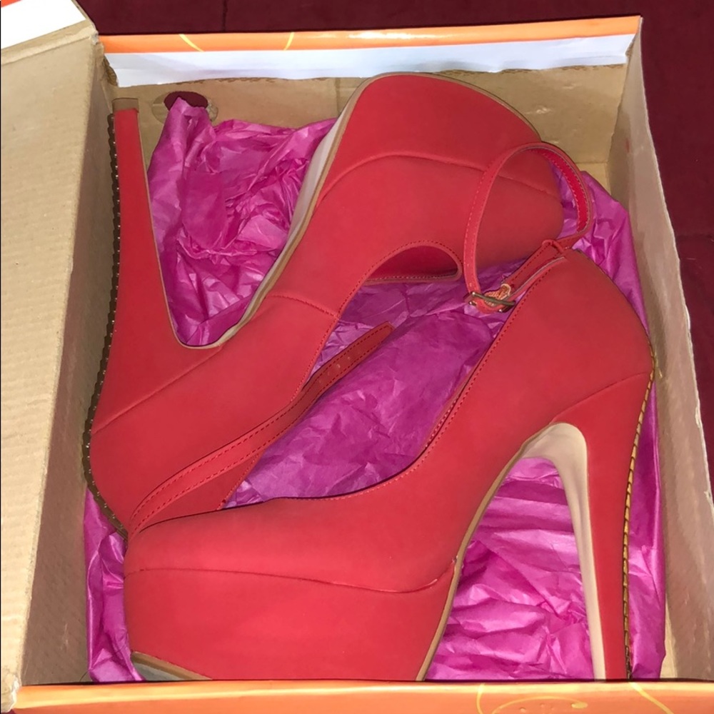 Red heels size 7